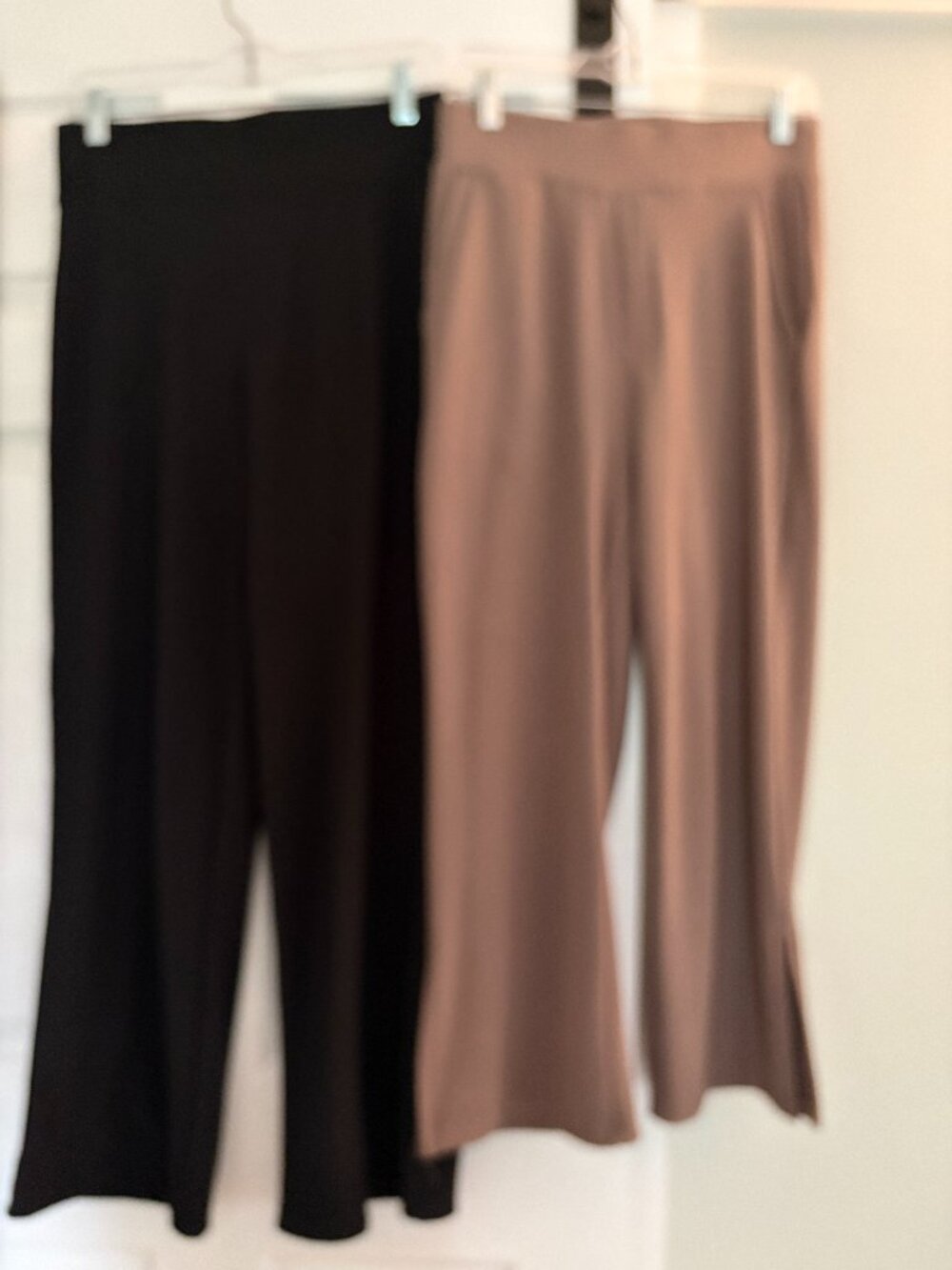 set of 2 lounge/travel by Move Theology Size L in black and taupe